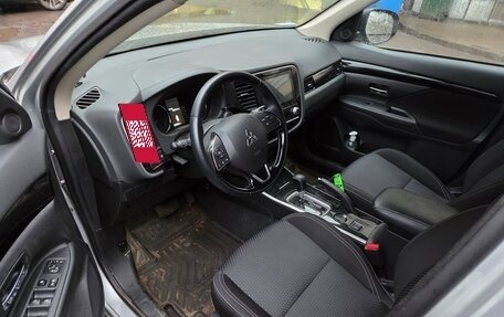 Mitsubishi Outlander III рестайлинг 3, 2021 год, 2 999 000 рублей, 5 фотография