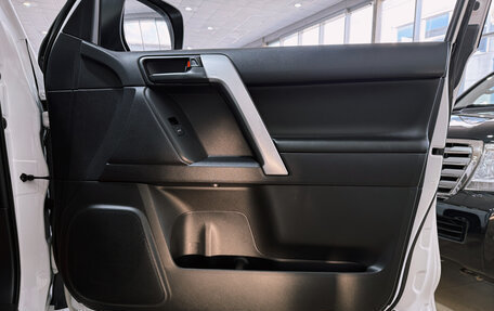 Toyota Land Cruiser Prado 150 рестайлинг 2, 2015 год, 3 800 000 рублей, 29 фотография