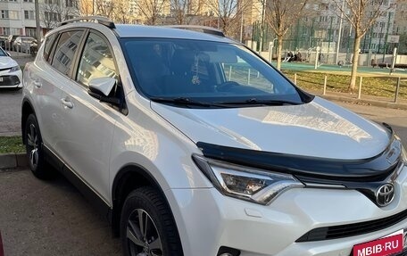 Toyota RAV4, 2018 год, 2 650 000 рублей, 2 фотография