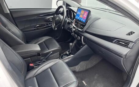 Toyota Yaris XP150 рестайлинг, 2022 год, 970 000 рублей, 13 фотография