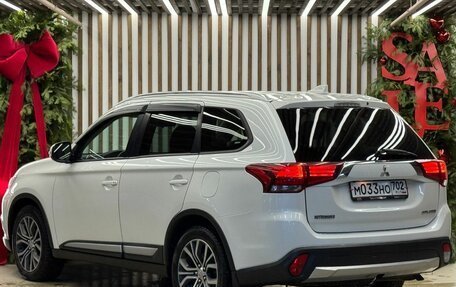 Mitsubishi Outlander III рестайлинг 3, 2018 год, 2 200 000 рублей, 3 фотография