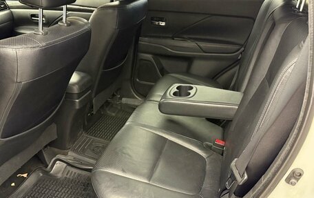 Mitsubishi Outlander III рестайлинг 3, 2018 год, 2 200 000 рублей, 12 фотография