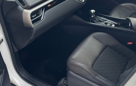 Toyota C-HR I рестайлинг, 2017 год, 2 190 000 рублей, 13 фотография