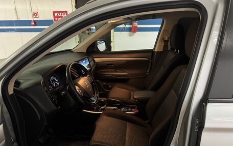 Mitsubishi Outlander III рестайлинг 3, 2018 год, 1 850 000 рублей, 3 фотография