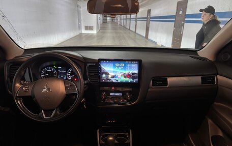 Mitsubishi Outlander III рестайлинг 3, 2018 год, 1 850 000 рублей, 11 фотография