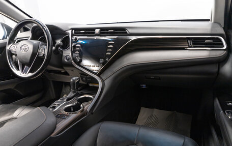 Toyota Camry, 2018 год, 3 349 000 рублей, 10 фотография