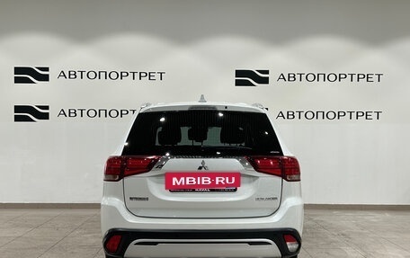 Mitsubishi Outlander III рестайлинг 3, 2019 год, 1 799 000 рублей, 6 фотография