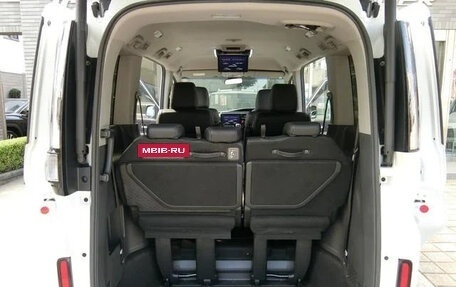 Honda Stepwgn IV, 2021 год, 2 300 001 рублей, 13 фотография