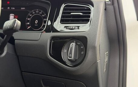 Volkswagen Golf VII, 2019 год, 1 340 111 рублей, 11 фотография