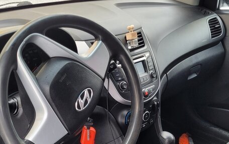 Hyundai Solaris II рестайлинг, 2011 год, 700 000 рублей, 13 фотография