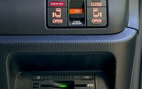 Toyota Esquire I, 2015 год, 2 050 000 рублей, 13 фотография