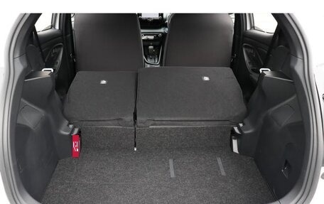 Toyota Yaris, 2023 год, 760 000 рублей, 10 фотография