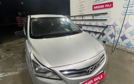 Hyundai Solaris II рестайлинг, 2015 год, 950 000 рублей, 1 фотография