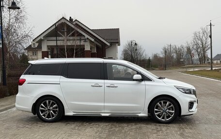 KIA Carnival III, 2018 год, 2 599 000 рублей, 2 фотография