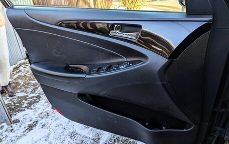 Hyundai Sonata VI, 2011 год, 1 100 000 рублей, 23 фотография