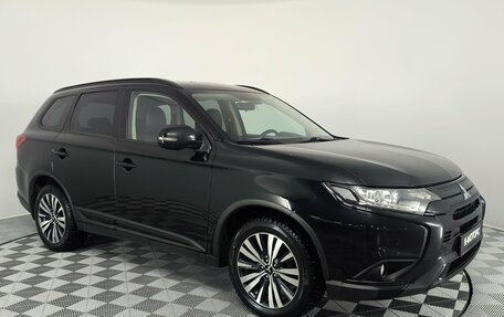 Mitsubishi Outlander III рестайлинг 3, 2020 год, 2 390 000 рублей, 4 фотография