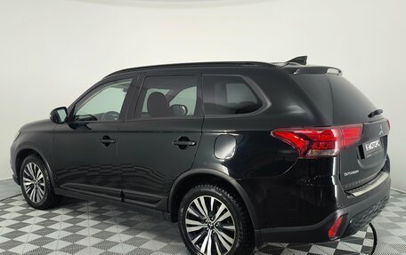 Mitsubishi Outlander III рестайлинг 3, 2020 год, 2 390 000 рублей, 8 фотография