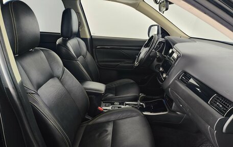 Mitsubishi Outlander III рестайлинг 3, 2020 год, 2 390 000 рублей, 13 фотография