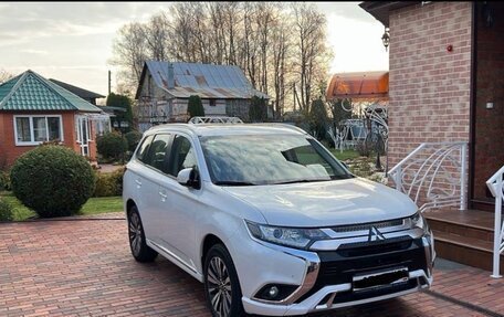 Mitsubishi Outlander III рестайлинг 3, 2022 год, 2 800 000 рублей, 2 фотография