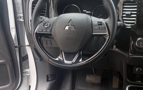 Mitsubishi Outlander III рестайлинг 3, 2022 год, 2 800 000 рублей, 7 фотография