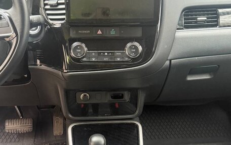 Mitsubishi Outlander III рестайлинг 3, 2022 год, 2 800 000 рублей, 6 фотография