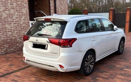 Mitsubishi Outlander III рестайлинг 3, 2022 год, 2 800 000 рублей, 3 фотография