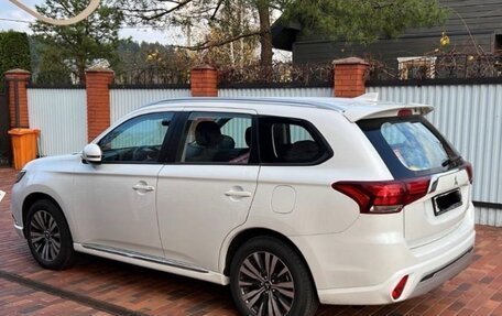 Mitsubishi Outlander III рестайлинг 3, 2022 год, 2 800 000 рублей, 1 фотография