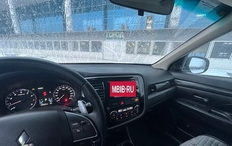Mitsubishi Outlander III рестайлинг 3, 2015 год, 1 750 000 рублей, 15 фотография