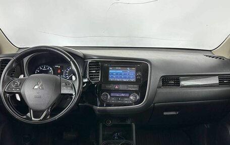 Mitsubishi Outlander III рестайлинг 3, 2016 год, 1 860 000 рублей, 10 фотография