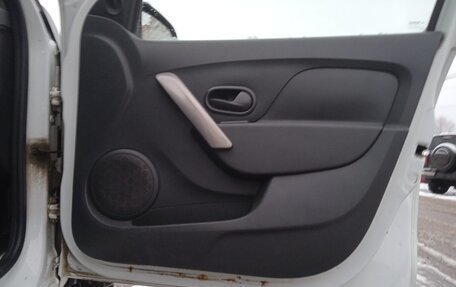 Renault Logan II, 2016 год, 290 000 рублей, 4 фотография