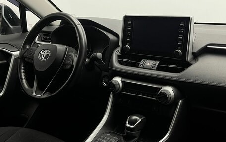 Toyota RAV4, 2021 год, 3 950 000 рублей, 21 фотография