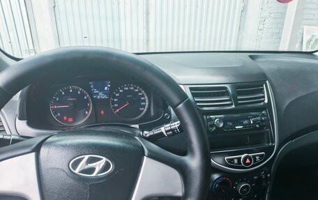 Hyundai Solaris II рестайлинг, 2013 год, 580 000 рублей, 13 фотография