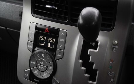 Toyota Voxy II, 2007 год, 1 210 000 рублей, 17 фотография