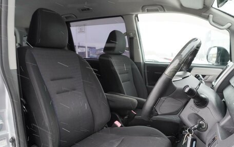 Toyota Voxy II, 2007 год, 1 210 000 рублей, 13 фотография