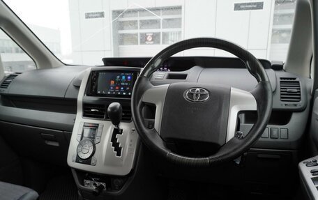 Toyota Voxy II, 2007 год, 1 210 000 рублей, 11 фотография