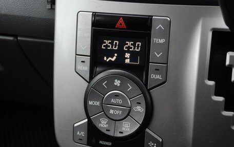 Toyota Voxy II, 2007 год, 1 210 000 рублей, 18 фотография