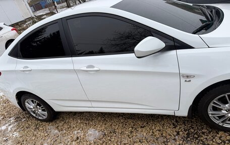 Hyundai Solaris II рестайлинг, 2015 год, 1 000 000 рублей, 9 фотография