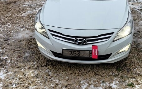 Hyundai Solaris II рестайлинг, 2015 год, 1 000 000 рублей, 2 фотография