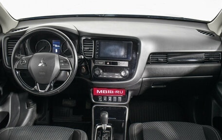 Mitsubishi Outlander III рестайлинг 3, 2019 год, 1 680 000 рублей, 13 фотография