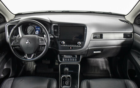 Mitsubishi Outlander III рестайлинг 3, 2020 год, 2 290 000 рублей, 13 фотография