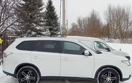 Mitsubishi Outlander III рестайлинг 3, 2014 год, 1 550 000 рублей, 5 фотография