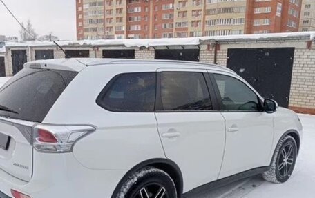 Mitsubishi Outlander III рестайлинг 3, 2014 год, 1 550 000 рублей, 3 фотография