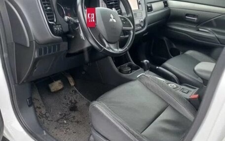 Mitsubishi Outlander III рестайлинг 3, 2014 год, 1 550 000 рублей, 8 фотография