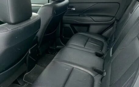 Mitsubishi Outlander III рестайлинг 3, 2014 год, 1 550 000 рублей, 15 фотография