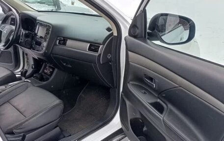 Mitsubishi Outlander III рестайлинг 3, 2014 год, 1 550 000 рублей, 14 фотография