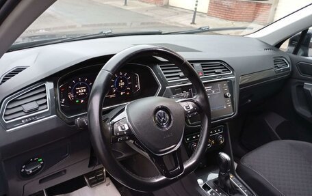 Volkswagen Tiguan II, 2018 год, 1 943 000 рублей, 6 фотография