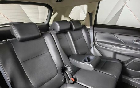 Mitsubishi Outlander III рестайлинг 3, 2018 год, 2 198 000 рублей, 14 фотография