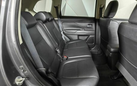 Mitsubishi Outlander III рестайлинг 3, 2018 год, 2 198 000 рублей, 13 фотография