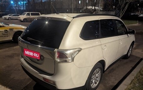 Mitsubishi Outlander III рестайлинг 3, 2013 год, 1 400 000 рублей, 8 фотография