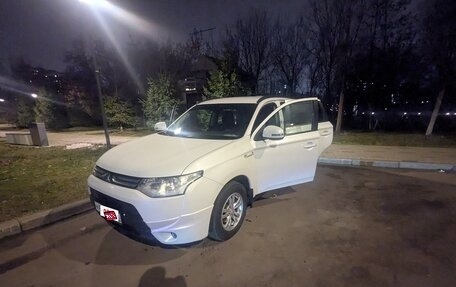 Mitsubishi Outlander III рестайлинг 3, 2013 год, 1 400 000 рублей, 2 фотография